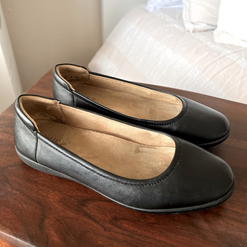 NATURALIZER Flexy Flat in Black Leather. Size 8